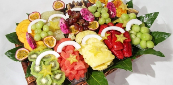 מגשי-פירות-חתוכים-וצבעוניים